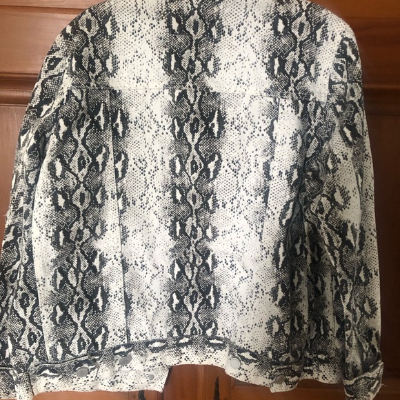 BlankNYC python print denim jacket. Size M - Picture 3 of 5